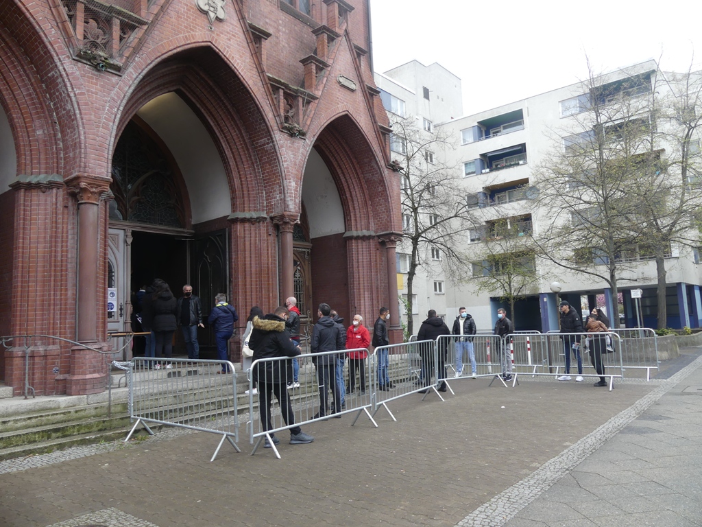 Vernici u redu ispred berlinske crkve